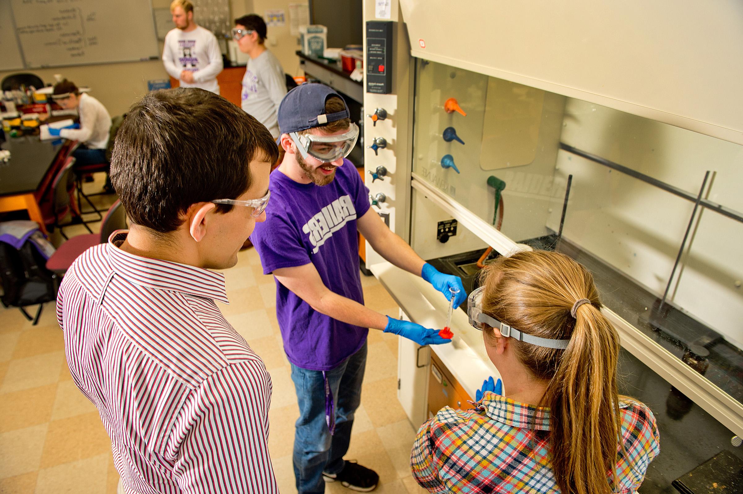 Mount Union students in a chemistry lab 